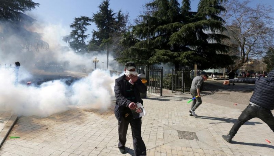 Σοβαρά επεισόδια με τραυματίες στην Αλβανία – Ανησυχία και παρεμβάσεις από ΗΠΑ και ΕΕ