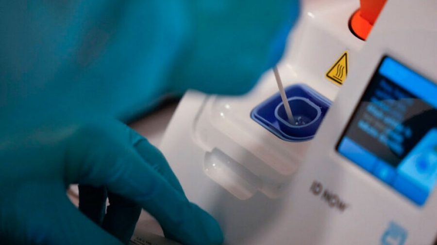 Στα 47 ευρώ μειώνεται η τιμή του PCR test μετά τις αντιδράσεις - Σφοδρά πυρά από την αντιπολίτευση