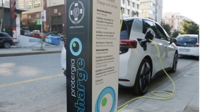 Δήμος Αθηναίων: Παρατείνεται για ένα έτος η δωρεάν φόρτιση των ηλεκτρικών οχημάτων σε 25 σταθμούς – Μπακογιάννης: Ενισχύουμε την ηλεκτροκίνηση