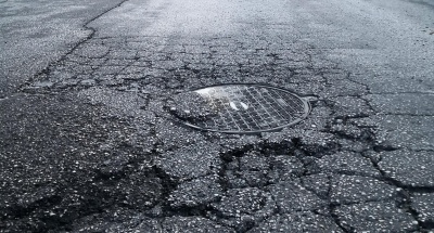 Γιατί η Αθήνα (και όχι μόνο) να έχει τόσο άθλιους δρόμους;