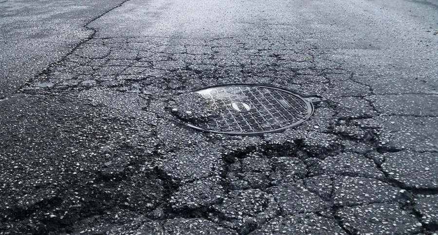 Γιατί η Αθήνα (και όχι μόνο) να έχει τόσο άθλιους δρόμους;