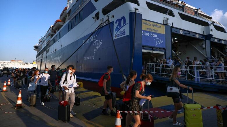Εκτός πλοίων 4.500 επιβάτες μετά τους ελέγχους του Λιμενικού στα λιμάνια