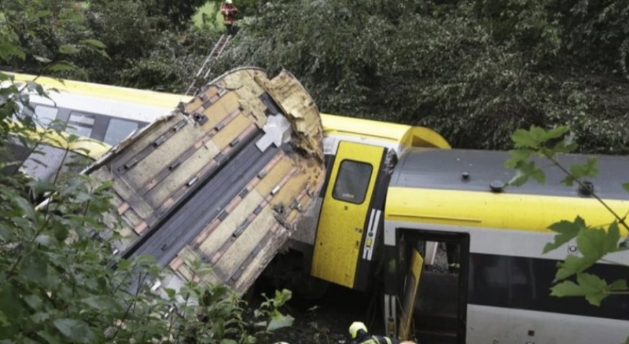 Εκτροχιασμός τρένου στη νοτιοδυτική Γερμανία - Αναφορές για τρεις νεκρούς, τουλάχιστον 34 τραυματίες