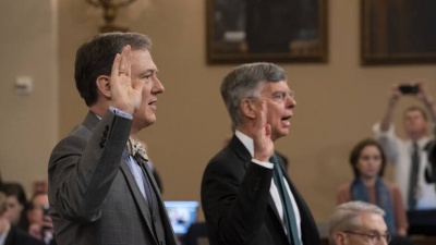 Μόλις 13,1 εκ. τηλεθεατές είδαν την 1η τηλεοπτική ακρόαση της έρευνας για την παραπομπή του προέδρου Trump - Πρώτα στοιχεία