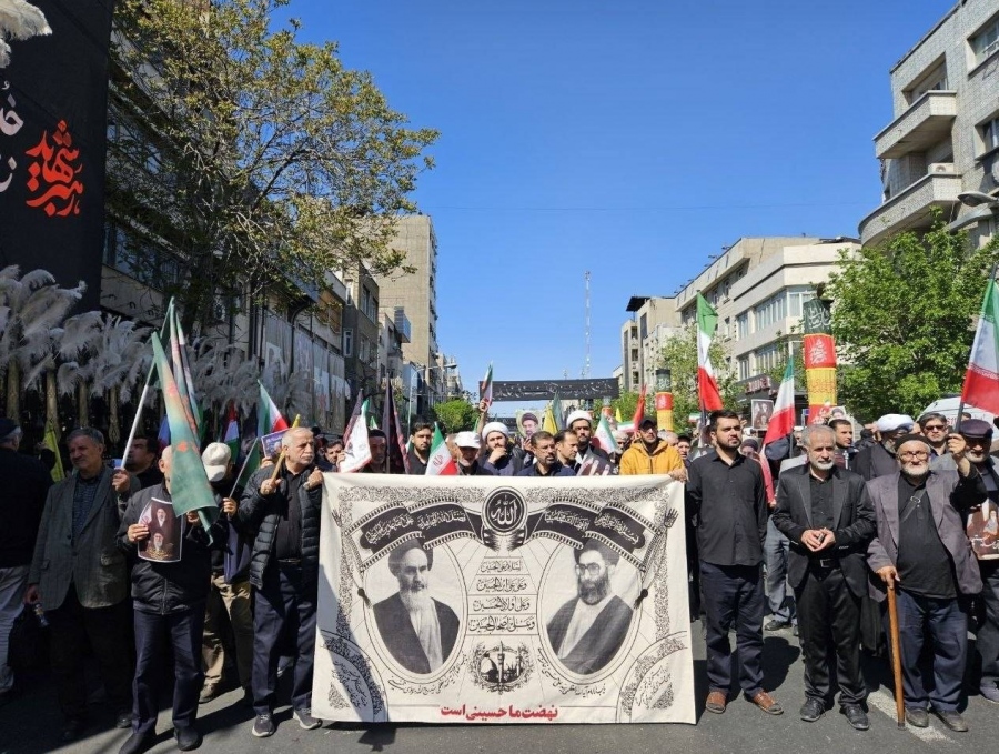 Απίστευτες εικόνες… Το Ιράν υποκλίνεται στον ηγέτη που αψήφησε τη Δύση – Μαζική πορεία πένθους για τον Ali Khamenei