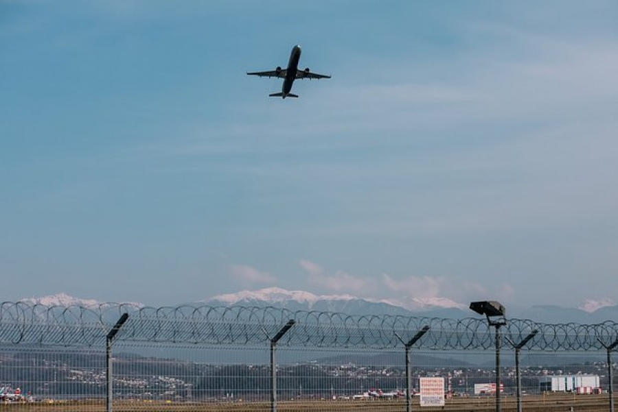 Πάνω από 100 πτήσεις καθυστέρησαν και ακυρώθηκαν σε μια ρωσική πόλη-θέρετρο μετά από επίθεση με drones