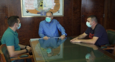 Συνάντηση Θεοδωρικάκου με αστυνομικούς που έσωσαν μια 48χρονη – Είχε πέσει στη θάλασσα για να αυτοκτονήσει