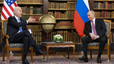 Πώς θα μπορούσαν να πραγματοποιηθούν συνομιλίες μεταξύ Putin και Biden – Οι όροι που θέτει η Ρωσία