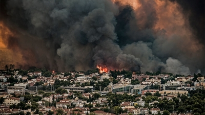 Καταστροφικές πυρκαγιές στην Αττική: Σκληρή μάχη με τις αναζωπυρώσεις αλλά και ελπίδες για οριοθέτηση στα πύρινα μέτωπα