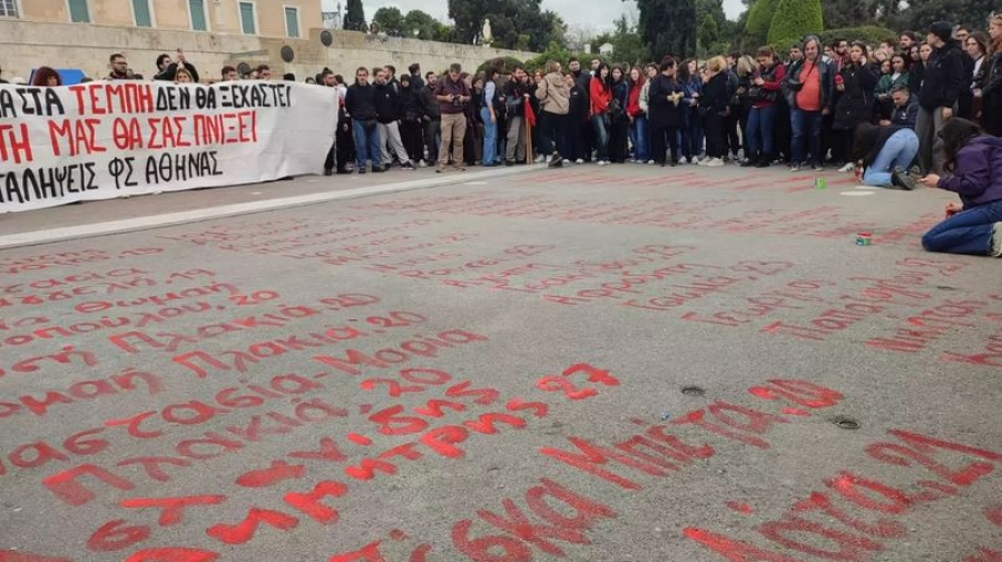Συγκέντρωση για τα Τέμπη: Τα ονόματα των θυμάτων με κόκκινη μπογιά μπροστά από το μνημείο του Άγνωστου Στρατιώτη