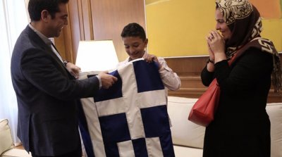 Στο Μαξίμου ο μικρός Αμίρ – Ο Τσίπρας του δώρισε μια ελληνική σημαία - Τι ανέφερε ο πρωθυπουργός
