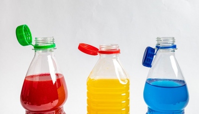 Γιατί άλλαξαν τα καπάκια στα πλαστικά μπουκάλια - Η... εκνευριστική αλλαγή είναι για καλό - Υποχρεωτική η οδηγία από ΕΕ