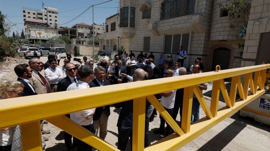 Έντονες αντιδράσεις για τα πυρά του ισραηλινού στρατού κατά τη διάρκεια επίσκεψης διπλωματών στη Δυτική Όχθη