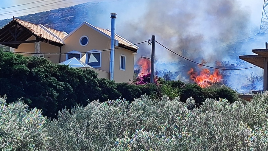 Σε πλήρη κινητοποίηση οι μηχανισμοί περιφέρειας και δήμων για την πυρκαγιά στην ΝΑ Αττική