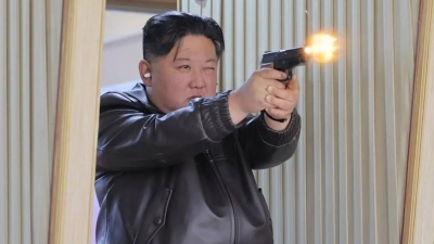 «Ο Kim πήρε τ' όπλο του» - Δοκίμασε προσωπικά νέο πιστόλι βορειοκορεατικής κατασκευής