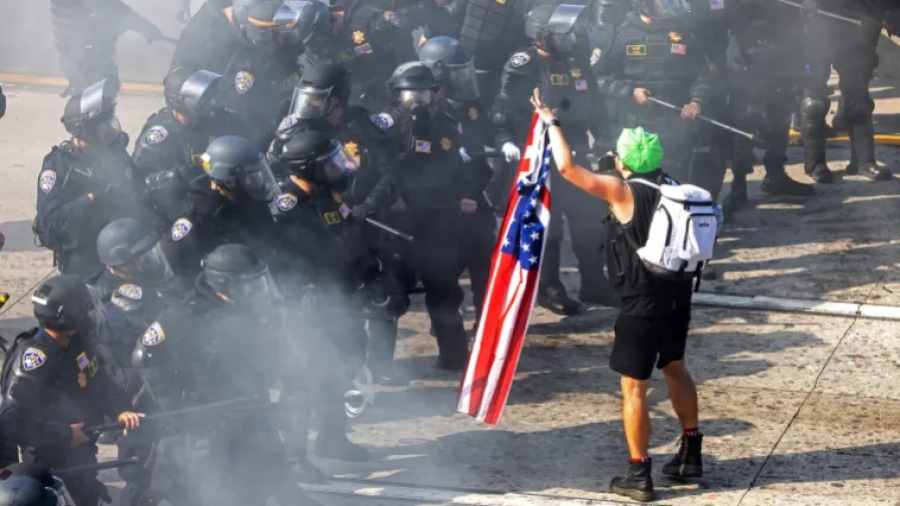 Έτσι στήνεται μια έγχρωμη επανάσταση - «Ενοικιαζόμενοι διαδηλωτές» από ΜΚΟ σπέρνουν το χάος για να ρίξουν τον Trump