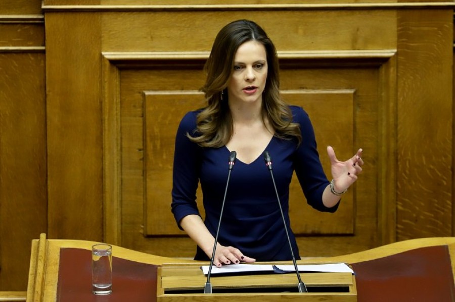 Αχτσιόγλου: Η κυβέρνηση άφησε χωρίς εισόδημα όλο το καλοκαίρι δεκάδες χιλιάδες εργαζόμενους