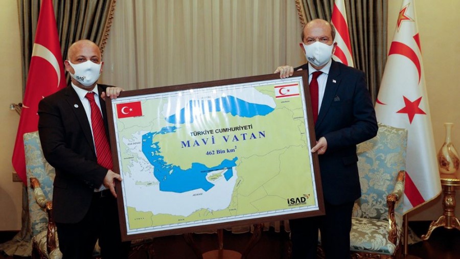 Προκλήσεων συνέχεια από Tatar (Kατεχόμενα): Φωτογραφίζεται με χάρτη της «Γαλάζιας Πατρίδας»