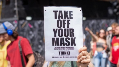 Την ώρα που η παράλλαξη Δέλτα επαναφέρει τον κίνδυνο lockdown… η Ευρώπη μαλώνει για τις μάσκες