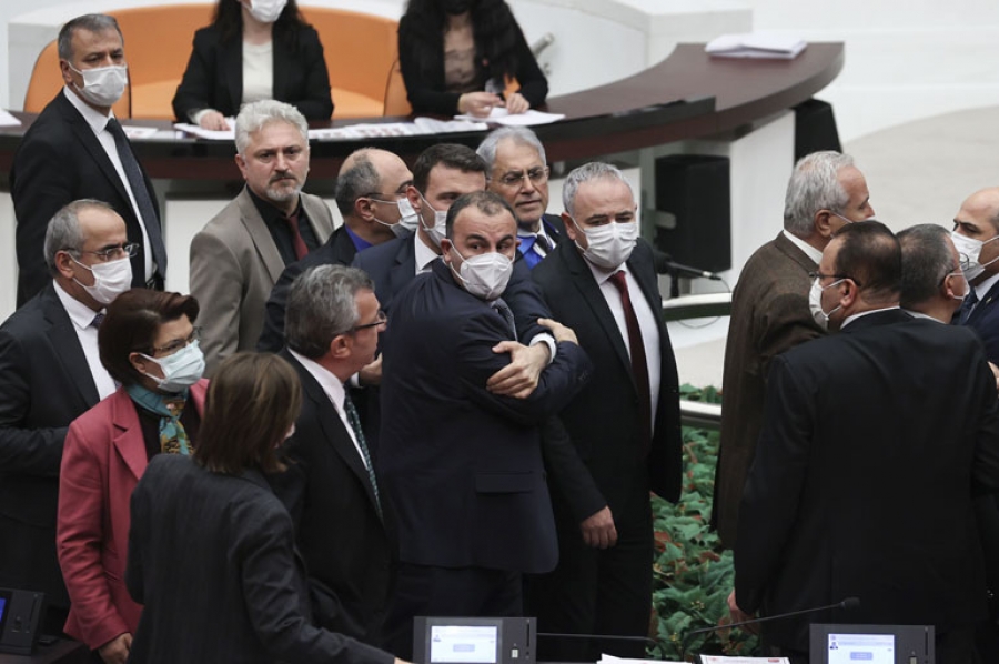 «Είσαι ξεδιάντροπος και σκουλήκι» - Στα χέρια πιάστηκαν ξανά Τούρκοι βουλευτές