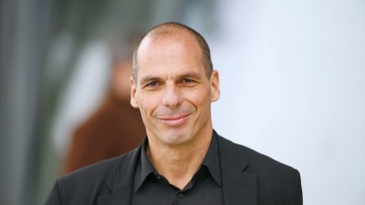 Βαρουφάκης: «Να καταφέρουμε φέτος να ρίξουμε μαύρη πέτρα στη δεκαετία της βαρβαρότητας»