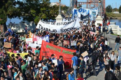 Αργεντινή: Στους δρόμους οι πολίτες ενάντια στην κυβέρνηση και στο ΔΝΤ