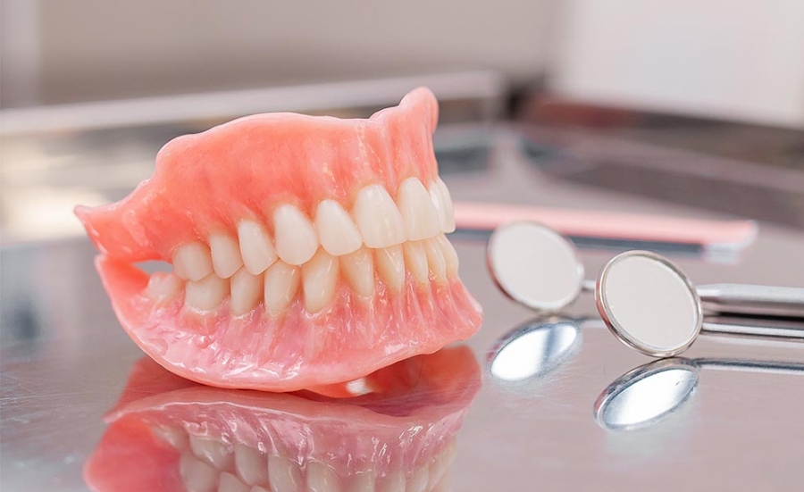 Κορωνοϊός: Οι ασθενείς με μασέλα έχουν περισσότερα επικίνδυνα μικρόβια στο στόμα τους δείχνει έρευνα