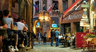 Σε big spenders στην εστίαση εξελίσσονται οι χρήστες του Airbnb