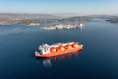 Ρεβυθούσα: Εκφορτώνεται στη νέα πλωτή δεξαμενή αποθήκευσης φυσικού αερίου του ΔΕΣΦΑ το πρώτο φορτίο LNG από τη Mytilineos