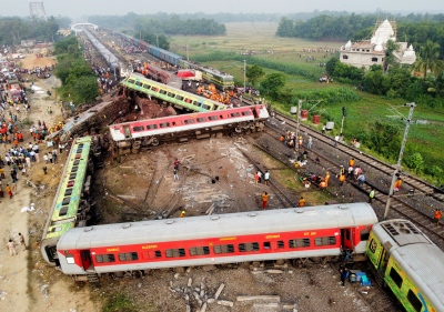 Σε «ανθρώπινο λάθος» στο «περίπλοκο σύστημα σηματοδότησης» αποδίδεται, ως ώρας, η σύγκρουση των τρένων στην Ινδία