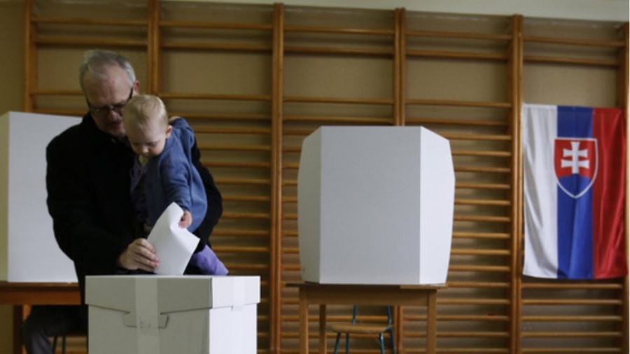 Σλοβακία: Άνοιξαν οι κάλπες για 4 εκ. πολίτες στις πρόωρες προεδρικές εκλογές μετά την παραίτηση Fico