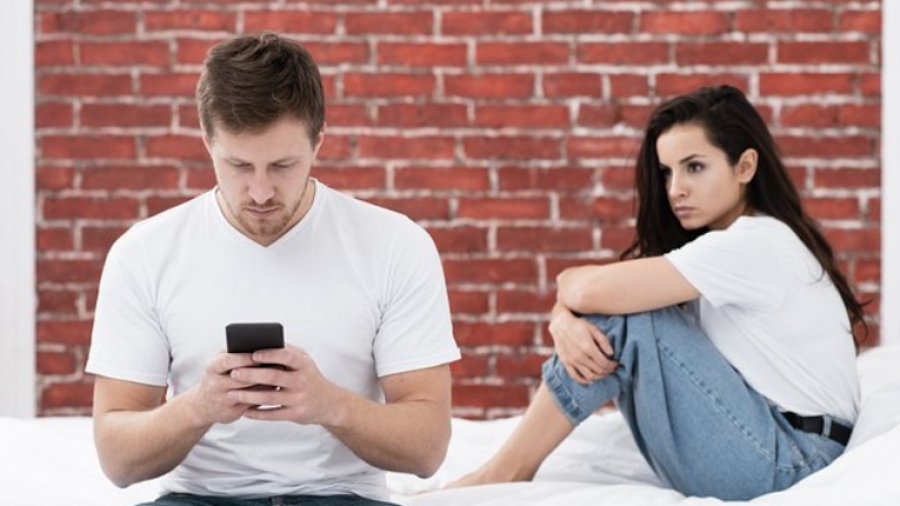 Ιδιωτική ντετέκτιβ αποκαλύπτει: Αυτή η φράση μαρτυράει ότι ο/η σύντροφός σας είναι άπιστος