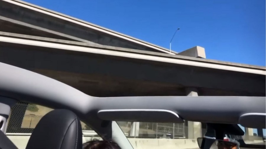 Ένα Tesla έχασε την οροφή του μέσα σε λίγες ώρες!