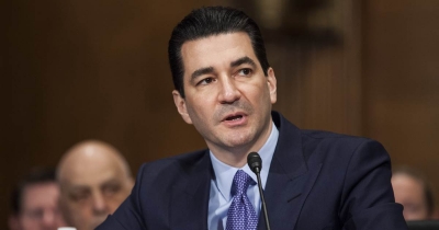 Gottlieb (πρώην FDA): Δεν βασίστηκε στην επιστήμη το μέτρο της κοινωνικής απόστασης για τον Covid