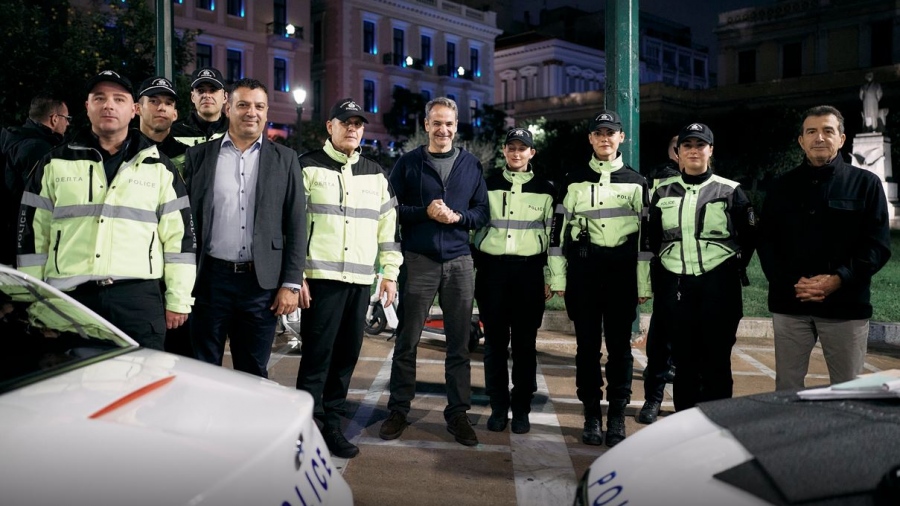 Σε μπλόκο της ΕΛ.ΑΣ. για αλκοτέστ ο Μητσοτάκης με Χρυσοχοΐδη: Εδώ στην κυριολεξία σώζουμε ζωές