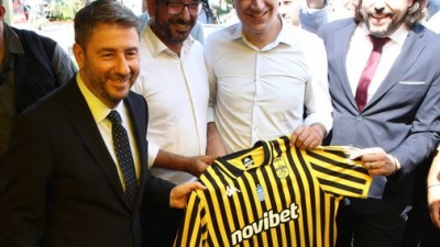 Στα περίπτερα της 89ης ΔΕΘ ο Ανδρουλάκης: Οι σταθμοί, η κιτρινόμαυρη φανέλα και το κοκτέιλ με κεχριμπάρι