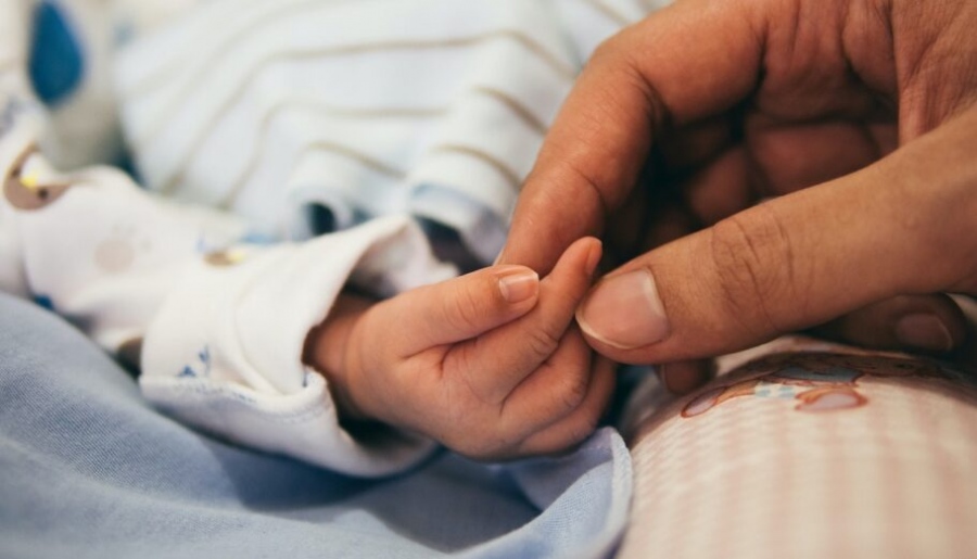 Κατρακύλα: Σε διαρκή πτώση οι γεννήσεις στην Ελλάδα - Τα άτομα σε αναπαραγωγική ηλικία θα μειώνονται έως το 2050