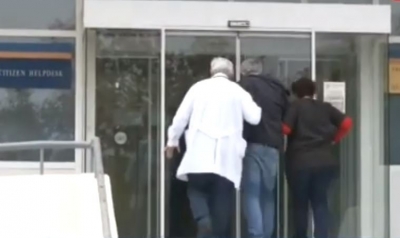 Λάρισα: Κατέρρευσε ο διευθυντής της κλινικής COVID του νοσοκομείου μπροστά στις κάμερες