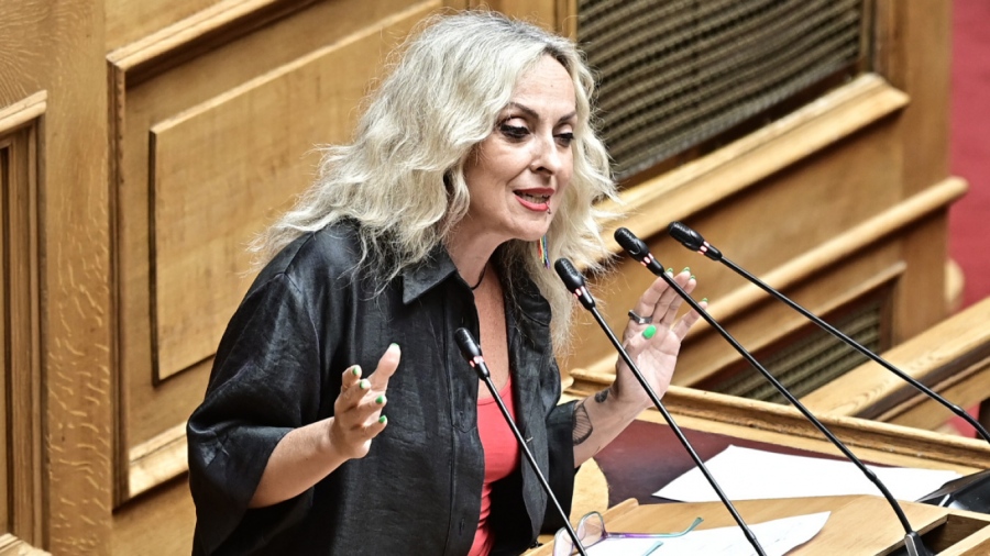 H Βουλή έγινε πίστα – Η βουλευτής της Πλεύσης Ελευθερίας Τζώρτζια Κεφαλά το ’ριξε στο τραγούδι