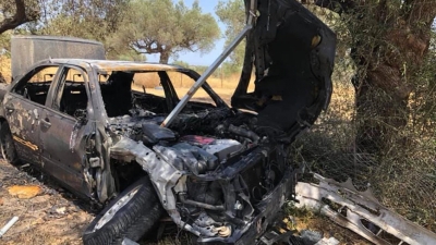 Σοκαριστικές εικόνες από τροχαίο στην Κερατέα – Αυτοκίνητο «καρφώθηκε» σε ελιά και τυλίχθηκε στις φλόγες