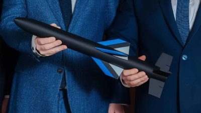 Μόλις 65 εκατοστά... Οι Εσθονοί απειλούν τη Ρωσία με ένα αφρώδες μοντέλο μίνι πυραύλου