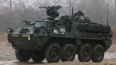 Οι ΗΠΑ στέλνουν 32 τεθωρακισμένα οχήματα μεταφοράς προσωπικού Stryker στην Ουκρανία