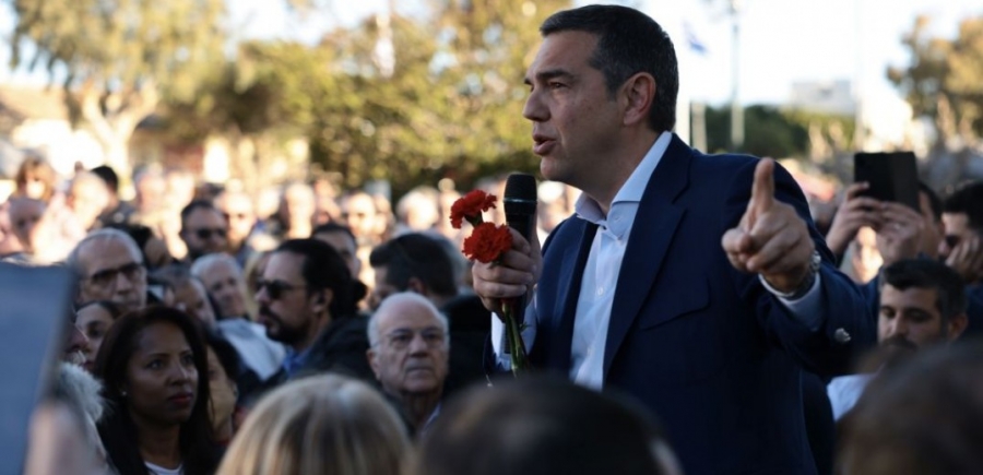 Τσίπρας κατά Μητσοτάκη - Βαρουφάκη: Ο ένας πλήρωνε με pass, ο άλλος... υπόσχεται «Δήμητρες»