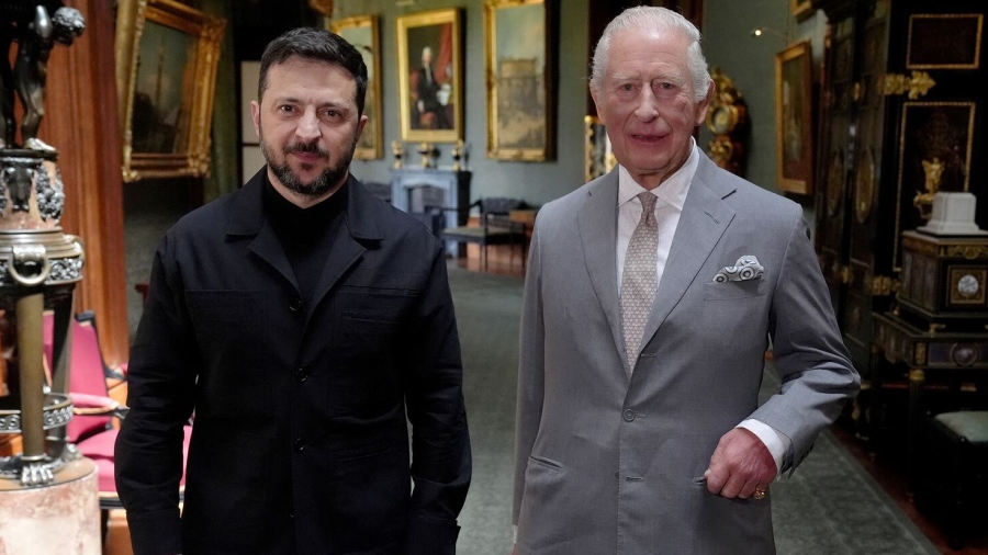 Ο Zelensky φόρεσε κουστούμι για πρώτη φορά μετά από τρία χρόνια σε στυλ Τσίπρα - Συνάντησε τον Βασιλιά Κάρολο