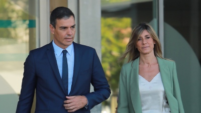 Ανατροπή στην Ισπανία: «Ίσως βασιστήκαμε σε fake news» λέει η ΜΚΟ που κατήγγειλε τη σύζυγο του Sanchez