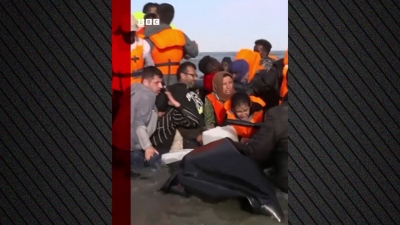 Ενέργεια υψηλού συμβολισμού στη Γαλλία - Αστυνομικοί μπήκαν στη θάλασσα με μαχαίρια και έσκισαν φουσκωτή βάρκα με παράνομους μετανάστες