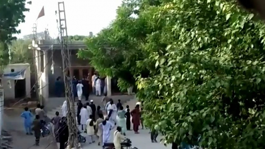 Σοκ στο Πακιστάν: Αγοράκι 8 ετών είναι αντιμέτωπο με την θανατική ποινή επειδή ούρησε στο χαλί του σχολείου