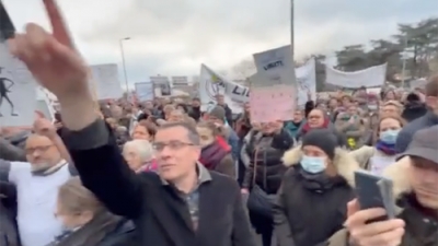 Γάλλοι διαδηλωτές περικυκλώνουν τα γραφεία της Pfizer φωνάζοντας «Δολοφόνοι» - Σε δεινή θέση ο Macron