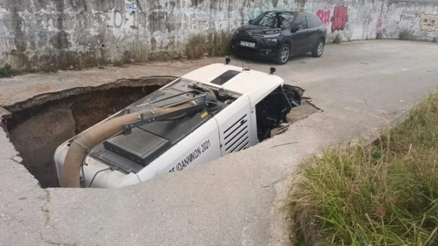 Τρύπα σε δρόμο στα Ιωάννινα «κατάπιε» όχημα καθαριότητας