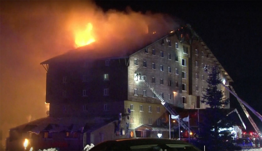 Τραγωδία στην Ελβετία: Τουλάχιστον 50 νεκροί και 115 τραυματίες από φονική πυρκαγιά σε πολυτελές χιονοδρομικό κέντρο